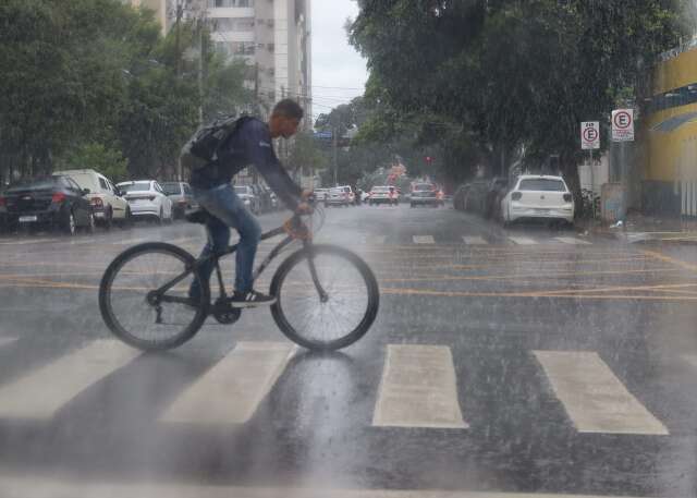 Alerta de chuvas intensas com alagamentos e raios segue at&eacute; sexta-feira 