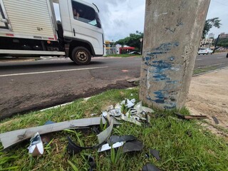 Motorista &eacute; socorrido ap&oacute;s bater carro contra poste na Avenida Afonso Pena