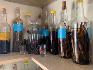 Para manter o boteco da fam&iacute;lia aberto, Joelson vende at&eacute; botina 