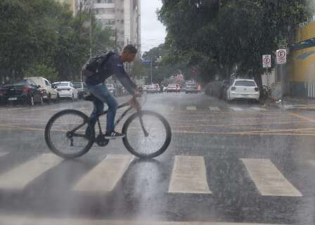Alerta de chuvas intensas com alagamentos e raios segue at&eacute; sexta-feira 