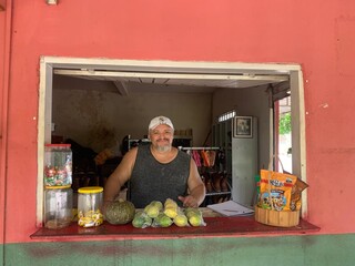 Para manter o boteco da fam&iacute;lia aberto, Joelson vende at&eacute; botina 