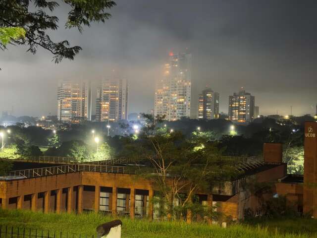 Depois da chuva, nevoeiro cobre algumas regi&otilde;es de Campo Grande