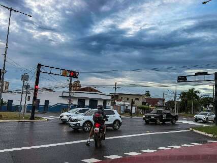 Segunda come&ccedil;a com chuva fraca e pode terminar com temporais isolados