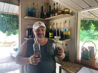 Para manter o boteco da fam&iacute;lia aberto, Joelson vende at&eacute; botina 