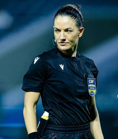 &Aacute;rbitra atacada por jogador ganha apoio de deputados 