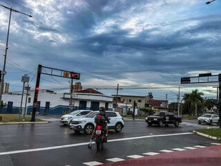 Segunda come&ccedil;a com chuva fraca e pode terminar com temporais isolados