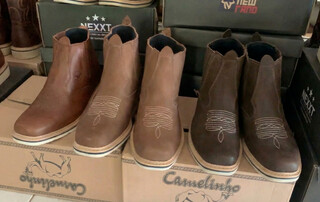 Para manter o boteco da fam&iacute;lia aberto, Joelson vende at&eacute; botina 