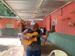 Para manter o boteco da fam&iacute;lia aberto, Joelson vende at&eacute; botina 