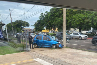 Motorista &eacute; socorrido ap&oacute;s bater carro contra poste na Avenida Afonso Pena