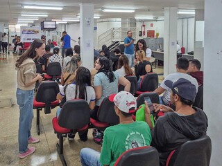 Adolescentes lotam Funsat em busca do 1&ordm; emprego em feir&atilde;o com mais de 100 vagas