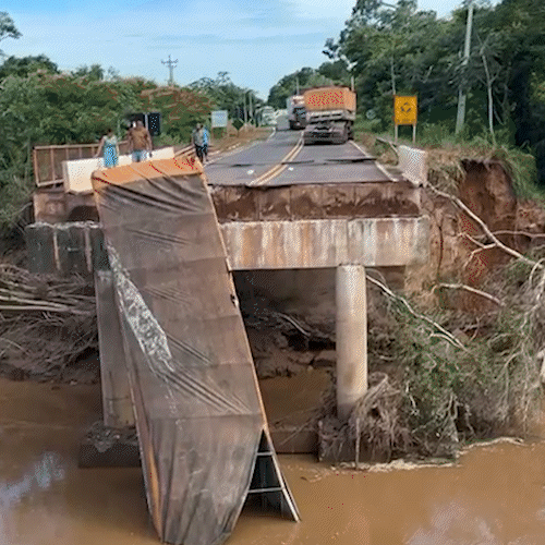 Ap&oacute;s queda de ponte, chuva atrapalha manuten&ccedil;&atilde;o de estrada e aulas s&atilde;o suspensas