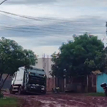 Caminh&atilde;o de lixo atola ap&oacute;s rua virar lama&ccedil;al no Jardim Itamarac&aacute;