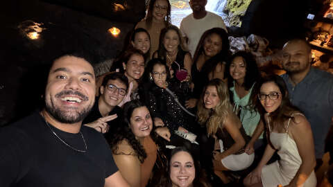 Manu faz 18 e estreia na balada em noite especial com as amigas