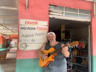 Para manter o boteco da fam&iacute;lia aberto, Joelson vende at&eacute; botina 