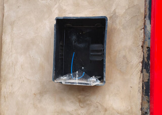 Andarilhos escalam muro e furtam fia&ccedil;&atilde;o de padr&atilde;o de energia em oficina