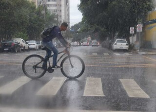 Alerta de chuvas intensas com alagamentos e raios segue at&eacute; sexta-feira 
