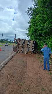 Carreta com porcos tomba na BR-163 na sa&iacute;da para S&atilde;o Paulo