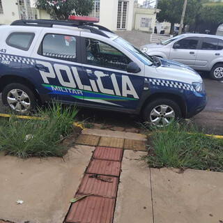 Viatura da PM &eacute; flagrada bloqueando rampa de acessibilidade em frente a hospital