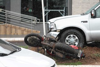 Motociclista parado em canteiro &eacute; atingido ap&oacute;s batida entre carro e caminhonete