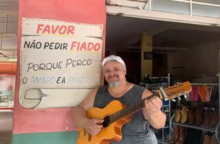 Para manter o boteco da família aberto, Joelson vende até botina 