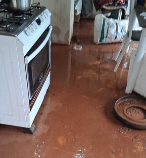 Revoltados com alagamentos, moradores espalham m&oacute;veis destru&iacute;dos em avenida