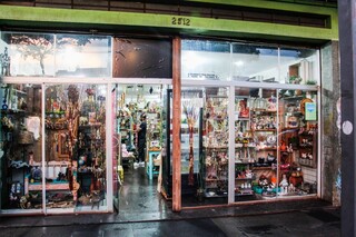 Criatividade de artes&atilde; mant&eacute;m loja com tudo dentro aberta h&aacute; 26 anos