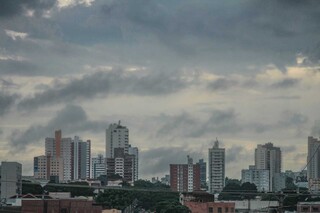 Frente fria avan&ccedil;a e dia pode ser com chuva e ventos fortes em MS