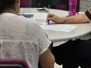 Ap&oacute;s fugir do ex escondida no porta-malas, mulher recome&ccedil;a com aux&iacute;lio-aluguel