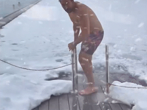 De f&eacute;rias na &Aacute;ustria, Jo&atilde;o Bosco encara mergulho em lago de gelo 