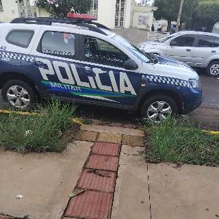 Viatura da PM &eacute; flagrada bloqueando rampa de acessibilidade em frente a hospital