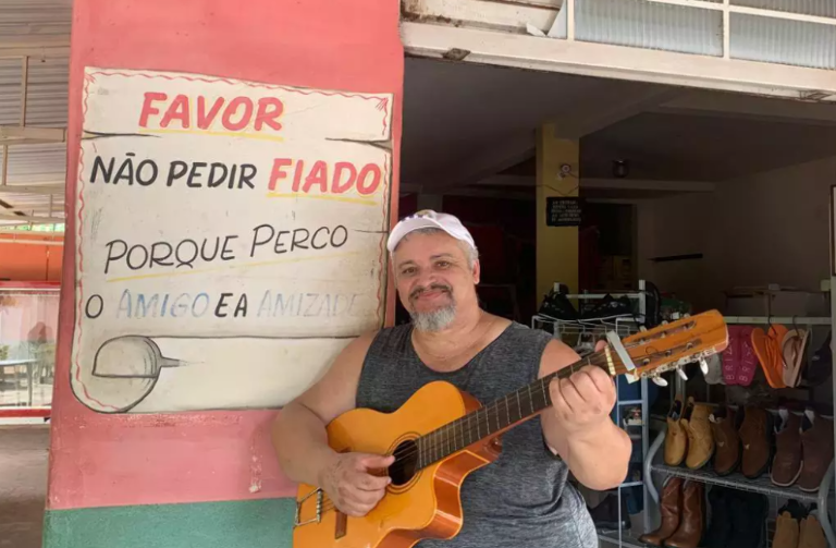 Para manter o boteco da família aberto, Joelson vende até botina 