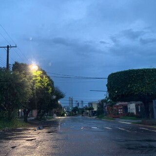Campo Grande tem chuva leve, mas previs&atilde;o &eacute; de tempo est&aacute;vel &agrave; tarde