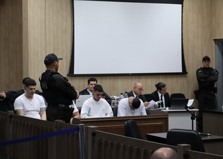 R&eacute;u por matar adolescentes tem j&uacute;ri adiado por falta de advogado