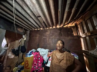 A cada chuva, ora&ccedil;&atilde;o e improviso viram defesa para quem mora em barraco