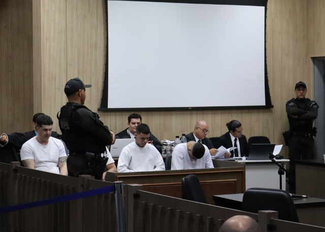 R&eacute;u por matar adolescentes tem j&uacute;ri adiado por falta de advogado