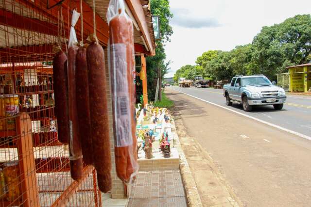 &Agrave;s margens da BR-163, comerciantes temem retirada de barracas com duplica&ccedil;&atilde;o