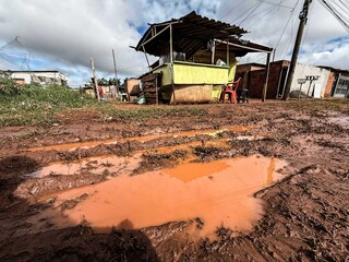 A cada chuva, ora&ccedil;&atilde;o e improviso viram defesa para quem mora em barraco