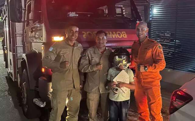 Samuel sonha em ser bombeiro e recebeu visita surpresa de militares 