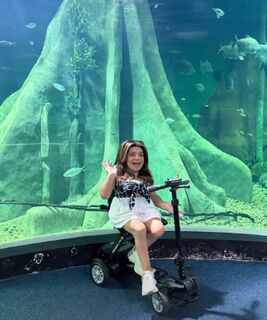 Pequena Lô visita aquário, se encanta com peixes e acessibilidade