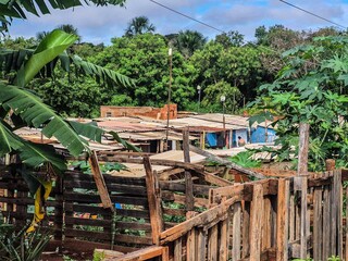 A cada chuva, ora&ccedil;&atilde;o e improviso viram defesa para quem mora em barraco