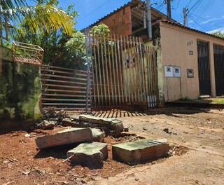 "Deu tremedeira", diz vizinho de casa que teve port&atilde;o derrubado por motoboys