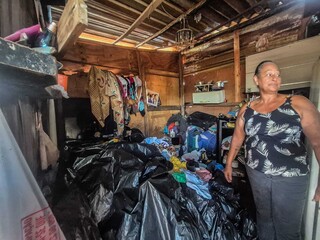 A cada chuva, ora&ccedil;&atilde;o e improviso viram defesa para quem mora em barraco
