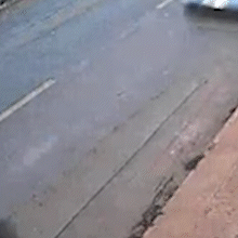 Buracos em avenida provocam quedas, preju&iacute;zos e revolta de condutores