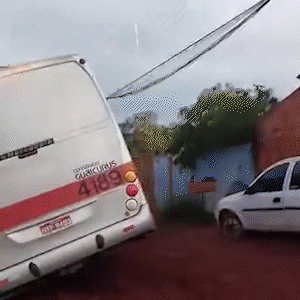 Moradores da Vila Romana enfrentam pesadelo com &ocirc;nibus atolados ap&oacute;s chuvas