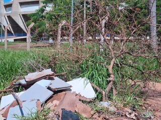 Piscina suja, escurid&atilde;o e depreda&ccedil;&atilde;o afastam frequentadores de parque e gin&aacute;sio