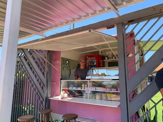 Com salgado a R$ 1, Josi vende sem parar em trailer cor de rosa