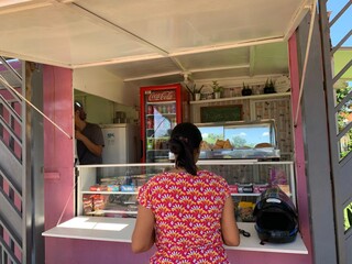 Com salgado a R$ 1, Josi vende sem parar em trailer cor de rosa