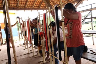 Sem algod&atilde;o, mulheres aprendem costura em tear reciclado 