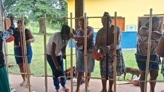 Sem algod&atilde;o, mulheres aprendem costura em tear reciclado 