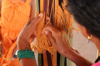 Sem algod&atilde;o, mulheres aprendem costura em tear reciclado 
